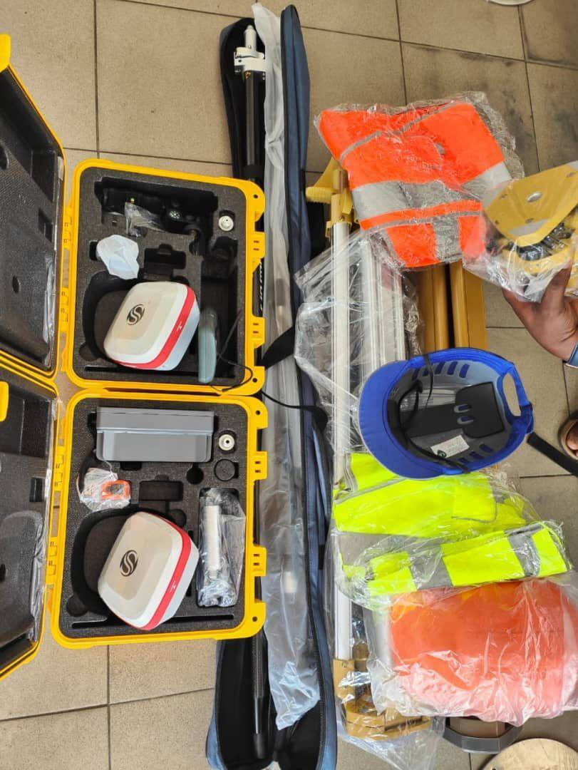 GPS différentiel Stonex S3a sur trépied